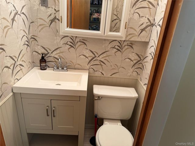 613 Madison Avenue, Lindenhurst, NY 11757