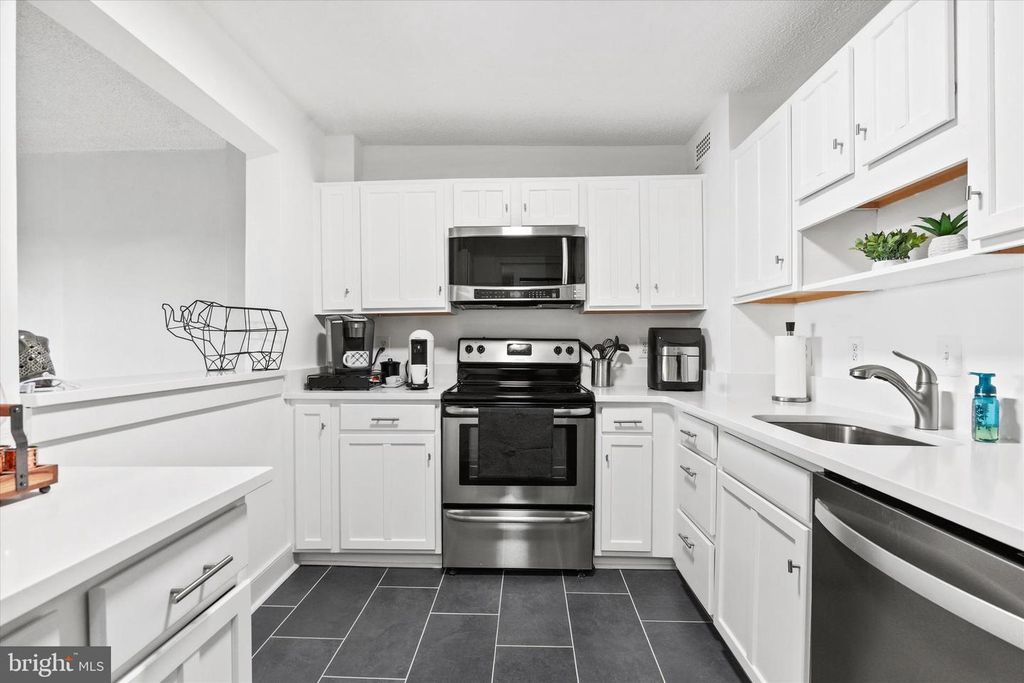 Image 1 of property listing at 200 N PICKETT ST #1013, Alexandria, VA 22304