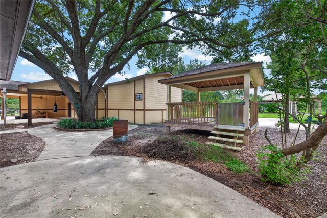 323 E Palm Street, Fresno, TX 77545