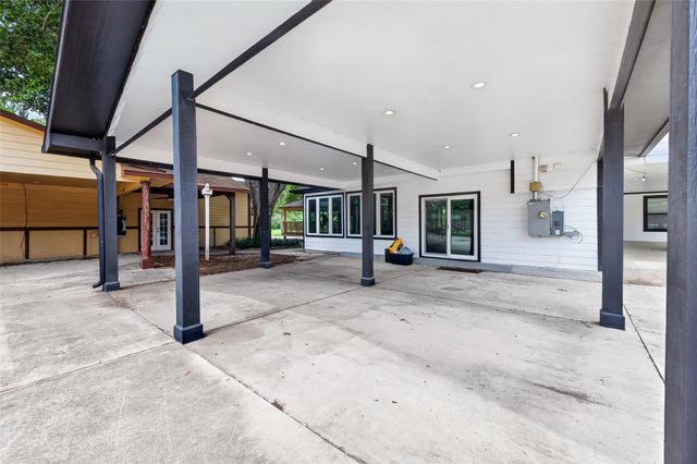 323 E Palm Street, Fresno, TX 77545