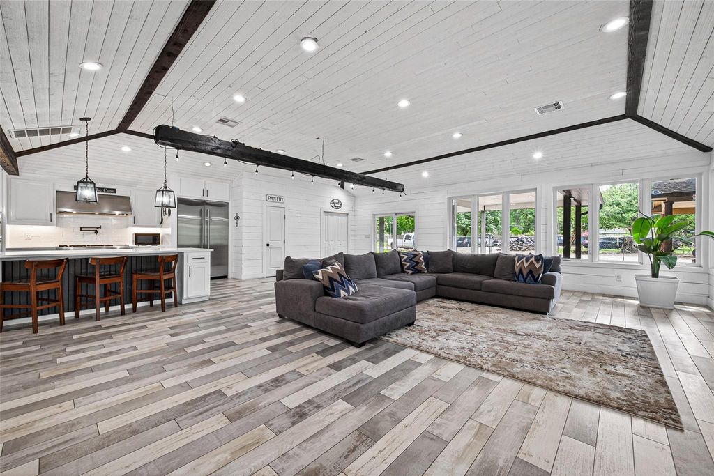 323 E Palm Street, Fresno, TX 77545