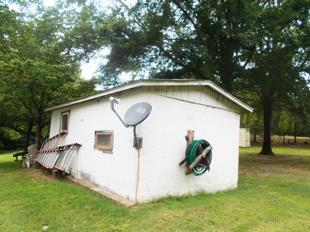 979 Highlander Rd, Camden, TN 38320