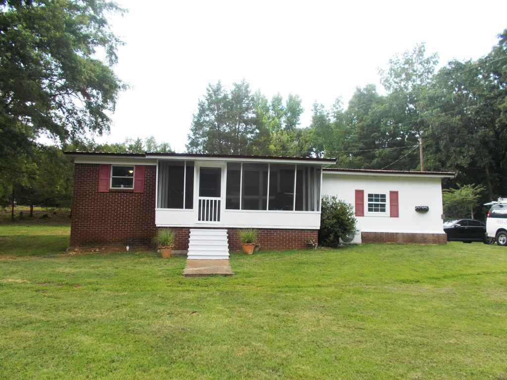 979 Highlander Rd, Camden, TN 38320