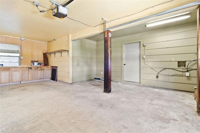 400 Shorthorn Dr, Onalaska, TX 77360