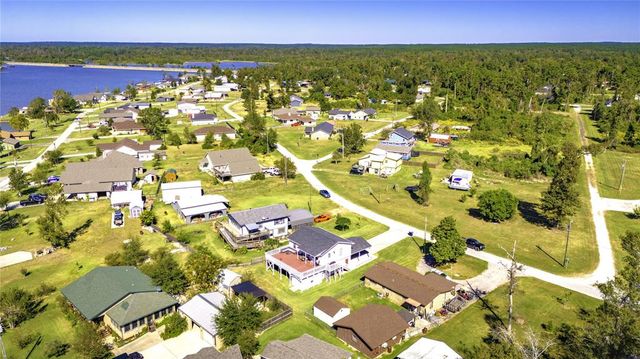 400 Shorthorn Dr, Onalaska, TX 77360