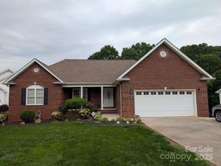 1764 Pipers Ridge Circle NW, Conover, NC 28613