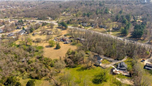 1205 N Crossover Road, Fayetteville, AR 72701