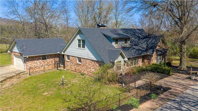 1205 N Crossover Road, Fayetteville, AR 72701