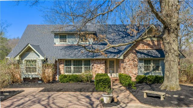 1205 N Crossover Road, Fayetteville, AR 72701