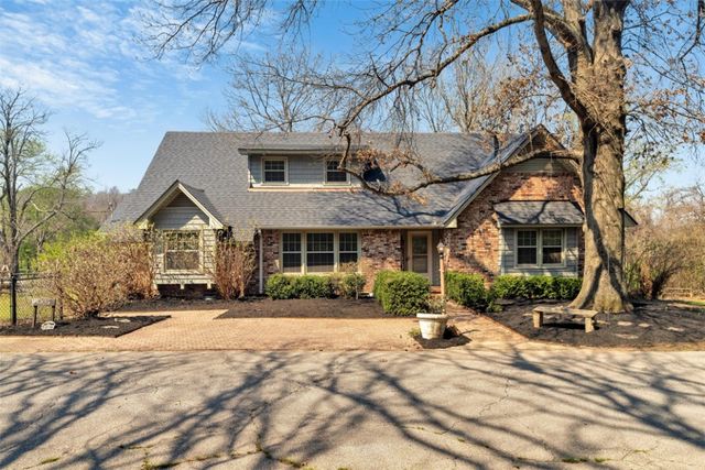 1205 N Crossover Road, Fayetteville, AR 72701