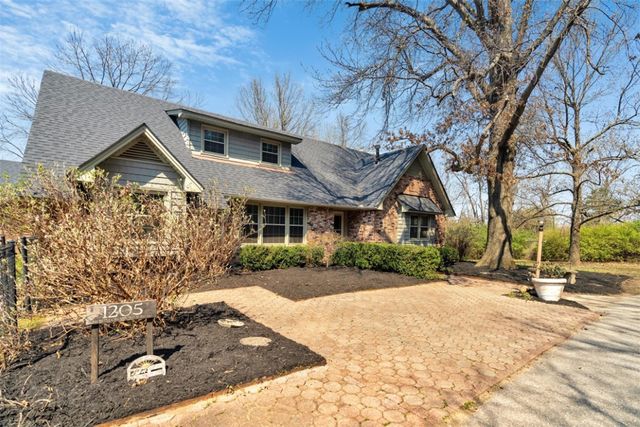 1205 N Crossover Road, Fayetteville, AR 72701