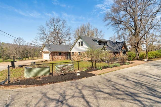 1205 N Crossover Road, Fayetteville, AR 72701