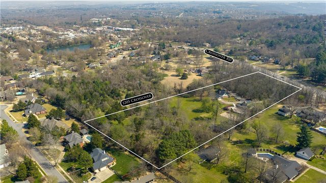 1205 N Crossover Road, Fayetteville, AR 72701