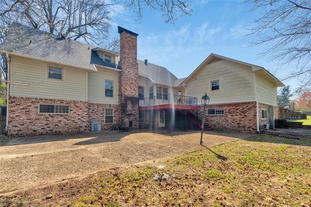 1205 N Crossover Road, Fayetteville, AR 72701