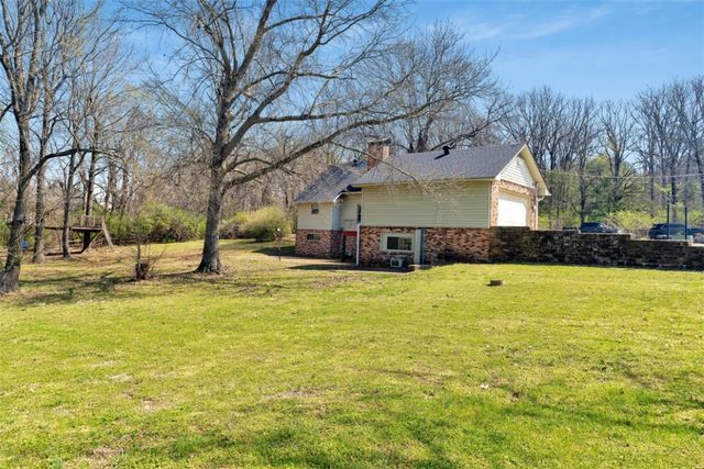 1205 N Crossover Road, Fayetteville, AR 72701