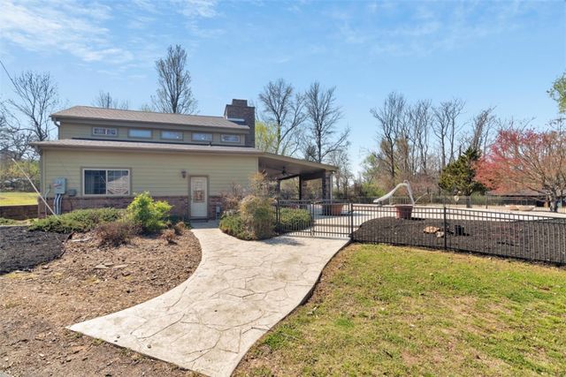 1205 N Crossover Road, Fayetteville, AR 72701