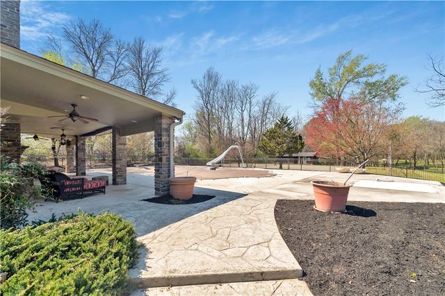 1205 N Crossover Road, Fayetteville, AR 72701