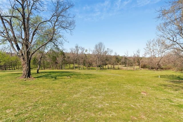 1205 N Crossover Road, Fayetteville, AR 72701