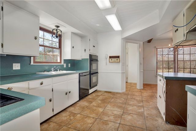 1205 N Crossover Road, Fayetteville, AR 72701