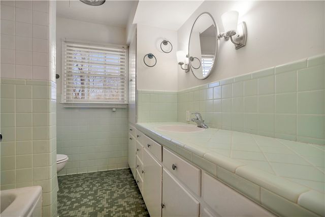 1205 N Crossover Road, Fayetteville, AR 72701