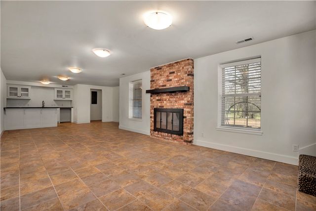 1205 N Crossover Road, Fayetteville, AR 72701