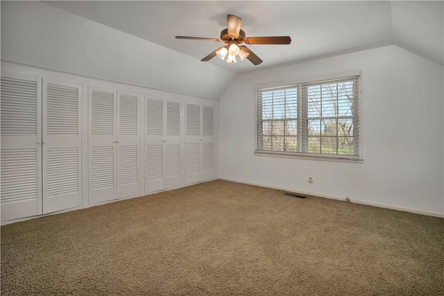 1205 N Crossover Road, Fayetteville, AR 72701