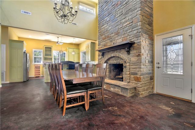 1205 N Crossover Road, Fayetteville, AR 72701