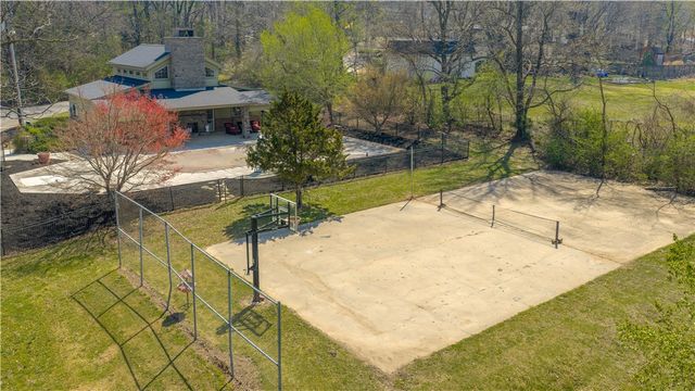 1205 N Crossover Road, Fayetteville, AR 72701