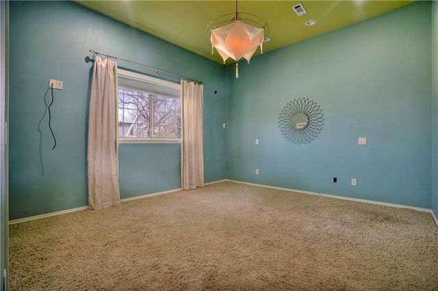 1205 N Crossover Road, Fayetteville, AR 72701