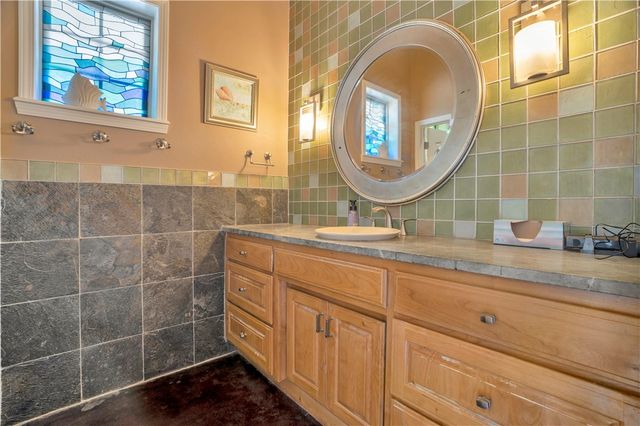 1205 N Crossover Road, Fayetteville, AR 72701