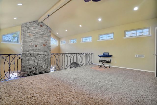 1205 N Crossover Road, Fayetteville, AR 72701