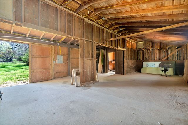 1205 N Crossover Road, Fayetteville, AR 72701