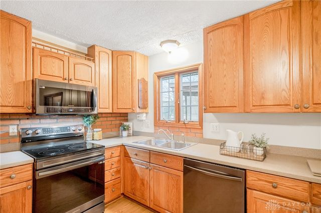 7567 Roselake Drive, Dayton, OH 45414