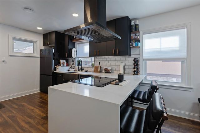 9527 S Damen Avenue, Chicago, IL 60643