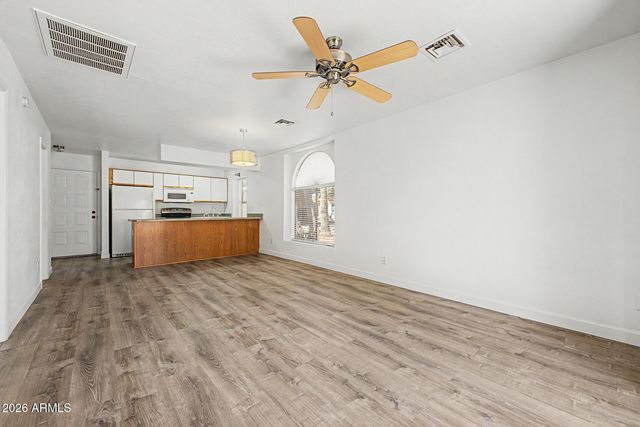 7040 W OLIVE Avenue 40, Peoria, AZ 85345