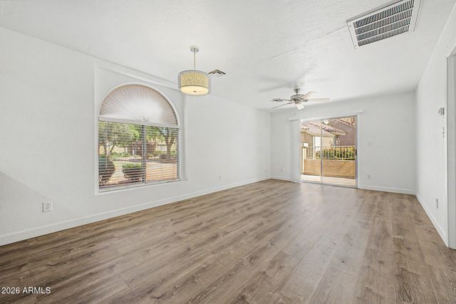 7040 W OLIVE Avenue 40, Peoria, AZ 85345