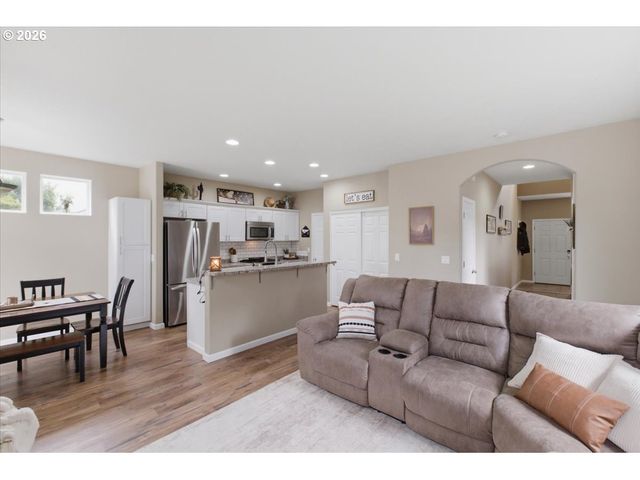 522 AVALON Ct, Albany, OR 97322