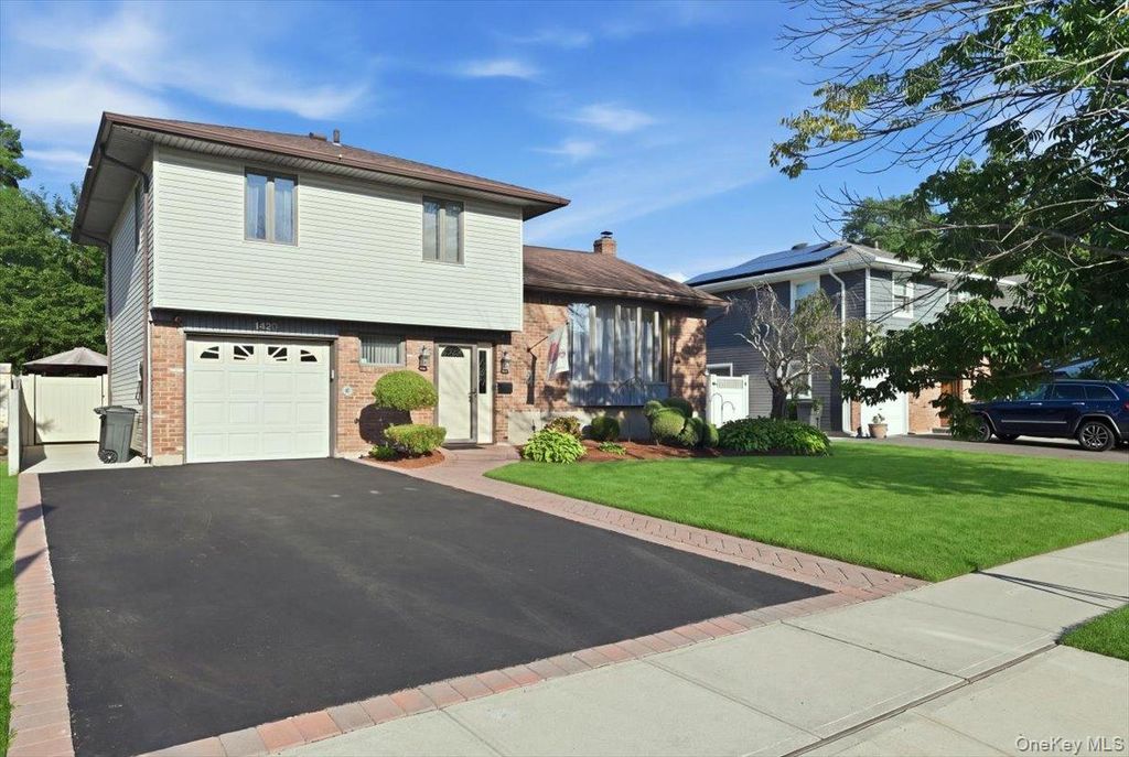 1420 Holiday Park Drive, Wantagh, NY 11793 — exterior