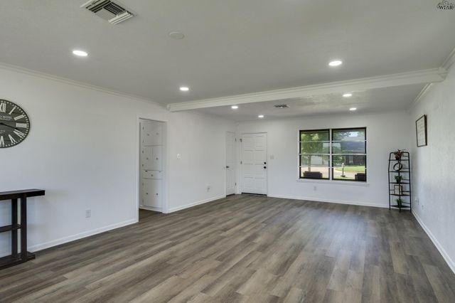 612 W MANES AVENUE, Iowa Park, TX 76367