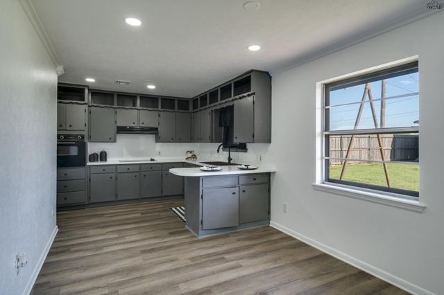 612 W MANES AVENUE, Iowa Park, TX 76367