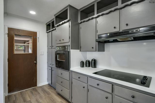 612 W MANES AVENUE, Iowa Park, TX 76367