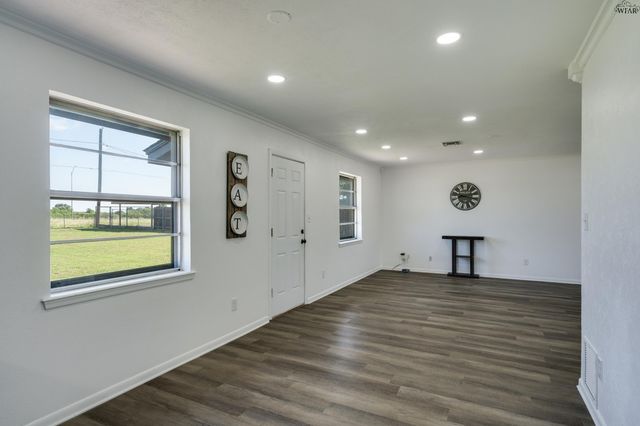 612 W MANES AVENUE, Iowa Park, TX 76367