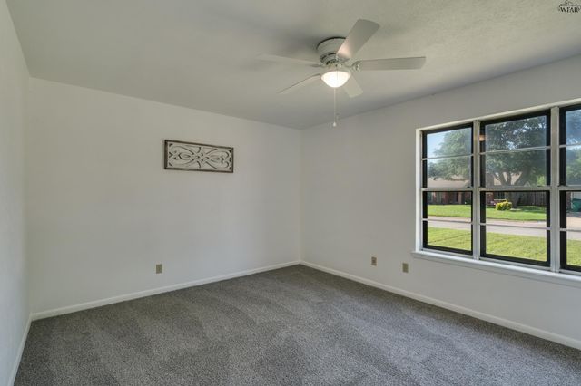 612 W MANES AVENUE, Iowa Park, TX 76367