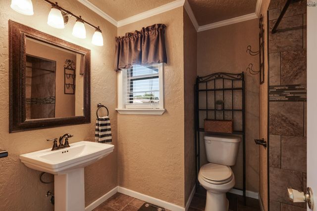 612 W MANES AVENUE, Iowa Park, TX 76367