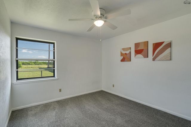 612 W MANES AVENUE, Iowa Park, TX 76367