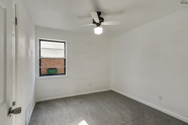 612 W MANES AVENUE, Iowa Park, TX 76367