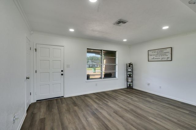 612 W MANES AVENUE, Iowa Park, TX 76367