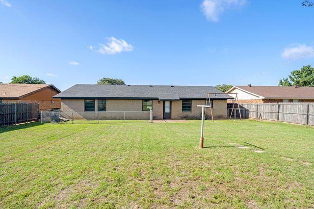 612 W MANES AVENUE, Iowa Park, TX 76367