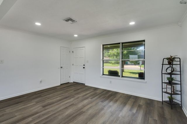 612 W MANES AVENUE, Iowa Park, TX 76367