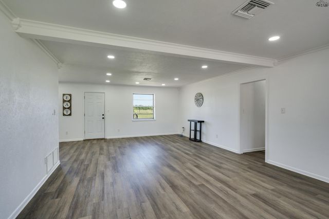 612 W MANES AVENUE, Iowa Park, TX 76367
